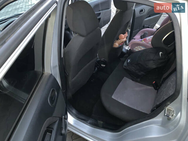Серый Форд Фиеста, объемом двигателя 1.39 л и пробегом 265 тыс. км за 4000 $, фото 8 на Automoto.ua