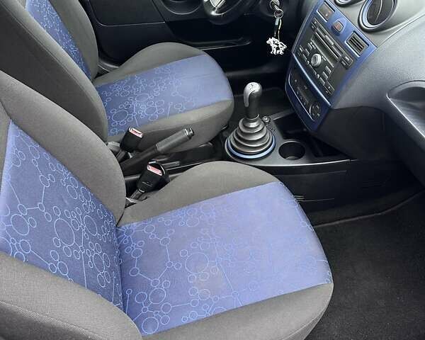 Сірий Форд Фієста, об'ємом двигуна 1.4 л та пробігом 178 тис. км за 4499 $, фото 8 на Automoto.ua