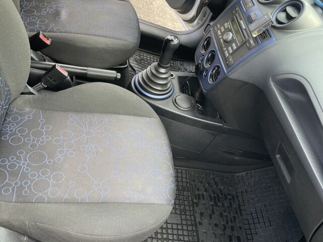 Сірий Форд Фієста, об'ємом двигуна 1.3 л та пробігом 180 тис. км за 5600 $, фото 7 на Automoto.ua