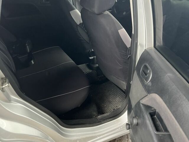 Серый Форд Фиеста, объемом двигателя 1.2 л и пробегом 194 тыс. км за 3300 $, фото 12 на Automoto.ua