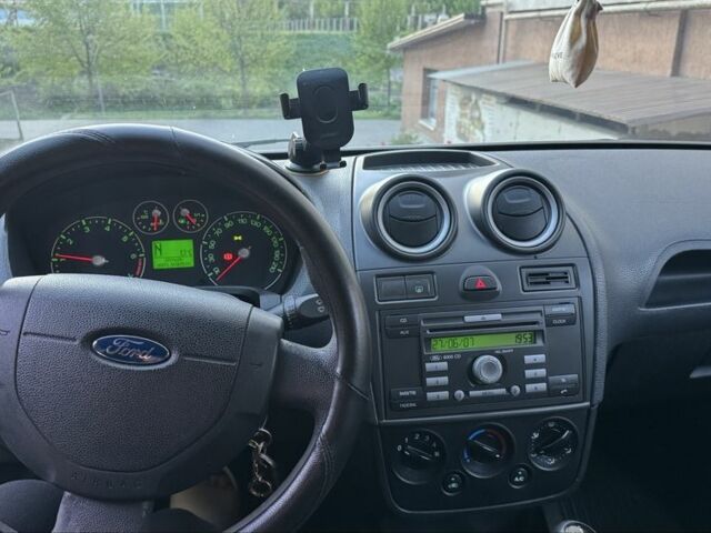 Сірий Форд Фієста, об'ємом двигуна 1.4 л та пробігом 210 тис. км за 4000 $, фото 9 на Automoto.ua