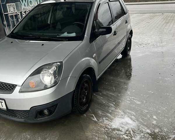 Серый Форд Фиеста, объемом двигателя 1.2 л и пробегом 194 тыс. км за 3300 $, фото 1 на Automoto.ua