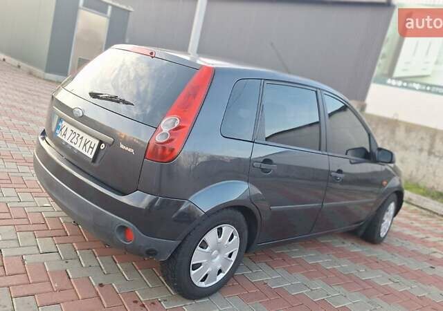 Серый Форд Фиеста, объемом двигателя 1.39 л и пробегом 269 тыс. км за 3800 $, фото 2 на Automoto.ua