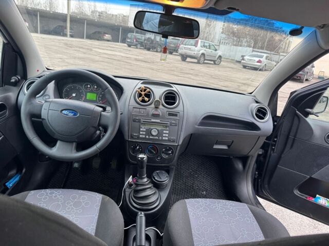 Серый Форд Фиеста, объемом двигателя 1.4 л и пробегом 225 тыс. км за 3700 $, фото 9 на Automoto.ua