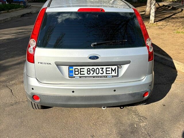Серый Форд Фиеста, объемом двигателя 1.2 л и пробегом 132 тыс. км за 4100 $, фото 2 на Automoto.ua