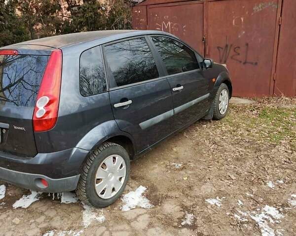 Серый Форд Фиеста, объемом двигателя 1.3 л и пробегом 70 тыс. км за 5500 $, фото 1 на Automoto.ua