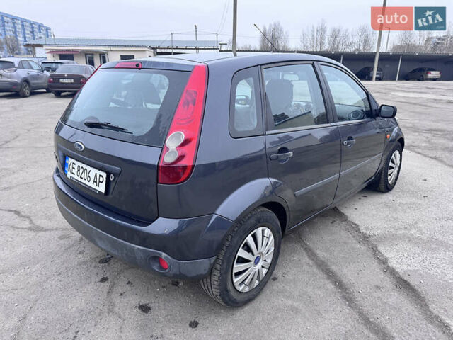 Серый Форд Фиеста, объемом двигателя 1.4 л и пробегом 225 тыс. км за 3700 $, фото 4 на Automoto.ua