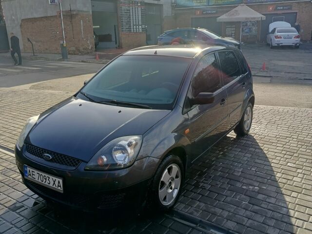 Серый Форд Фиеста, объемом двигателя 1.2 л и пробегом 180 тыс. км за 3700 $, фото 2 на Automoto.ua