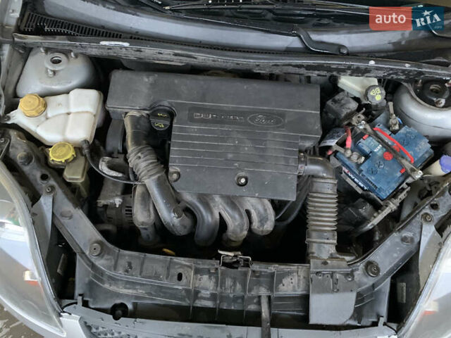 Серый Форд Фиеста, объемом двигателя 1.39 л и пробегом 265 тыс. км за 4000 $, фото 13 на Automoto.ua