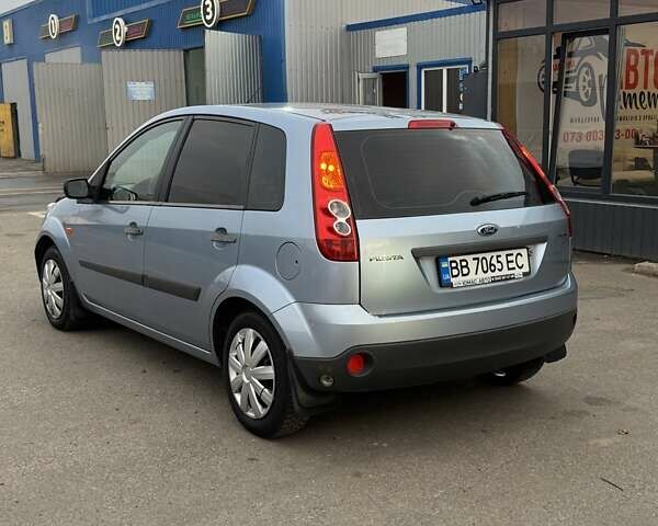 Серый Форд Фиеста, объемом двигателя 1.2 л и пробегом 145 тыс. км за 4350 $, фото 6 на Automoto.ua