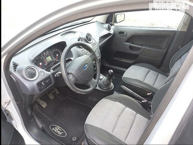 Серый Форд Фиеста, объемом двигателя 1.4 л и пробегом 219 тыс. км за 3400 $, фото 6 на Automoto.ua