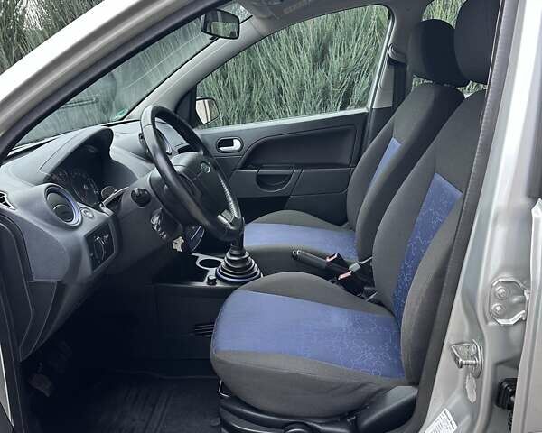 Сірий Форд Фієста, об'ємом двигуна 1.4 л та пробігом 178 тис. км за 4499 $, фото 7 на Automoto.ua