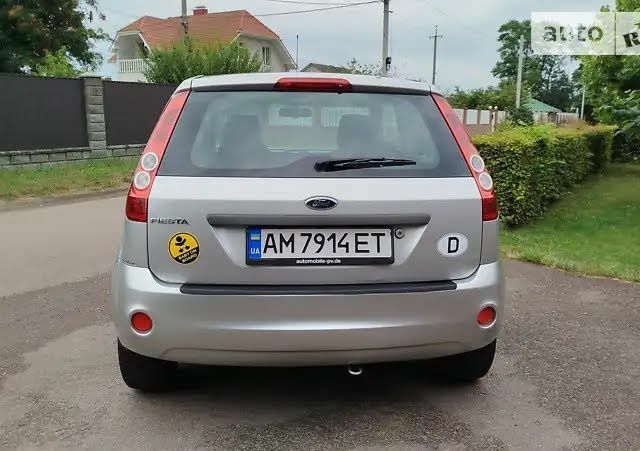 Серый Форд Фиеста, объемом двигателя 1.3 л и пробегом 142 тыс. км за 3500 $, фото 4 на Automoto.ua