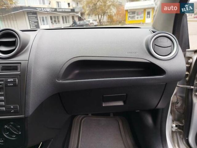 Серый Форд Фиеста, объемом двигателя 1.3 л и пробегом 150 тыс. км за 3700 $, фото 4 на Automoto.ua