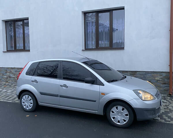 Серый Форд Фиеста, объемом двигателя 1.24 л и пробегом 156 тыс. км за 3500 $, фото 1 на Automoto.ua