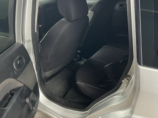 Серый Форд Фиеста, объемом двигателя 1.2 л и пробегом 194 тыс. км за 3300 $, фото 7 на Automoto.ua