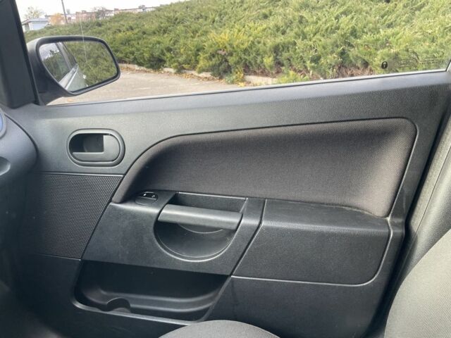 Сірий Форд Фієста, об'ємом двигуна 1.3 л та пробігом 180 тис. км за 5600 $, фото 4 на Automoto.ua