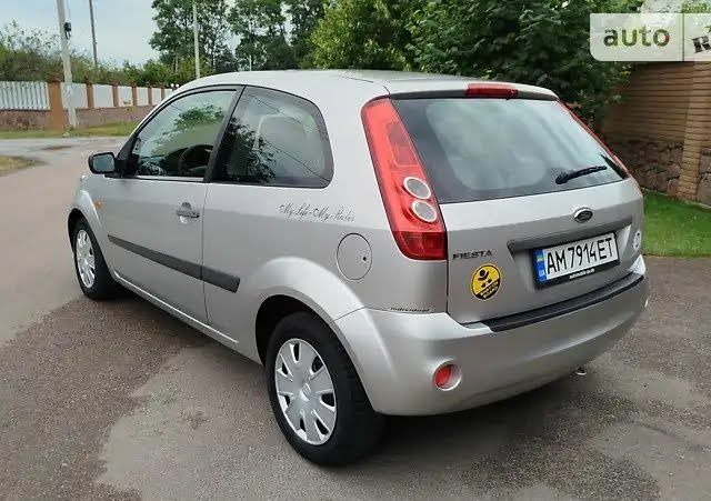 Серый Форд Фиеста, объемом двигателя 1.3 л и пробегом 142 тыс. км за 3500 $, фото 3 на Automoto.ua