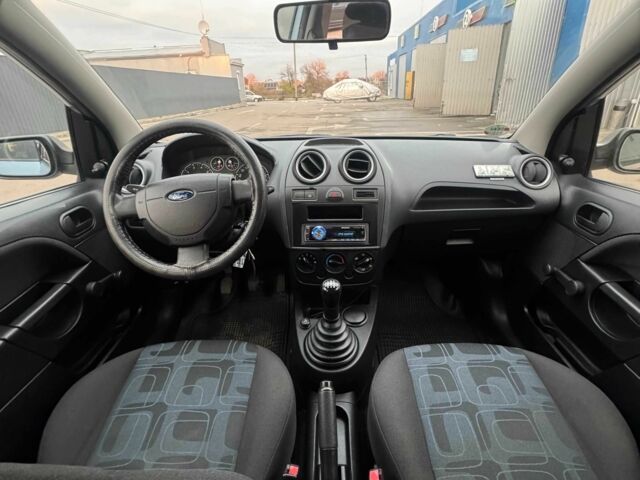 Серый Форд Фиеста, объемом двигателя 1.2 л и пробегом 145 тыс. км за 4350 $, фото 8 на Automoto.ua