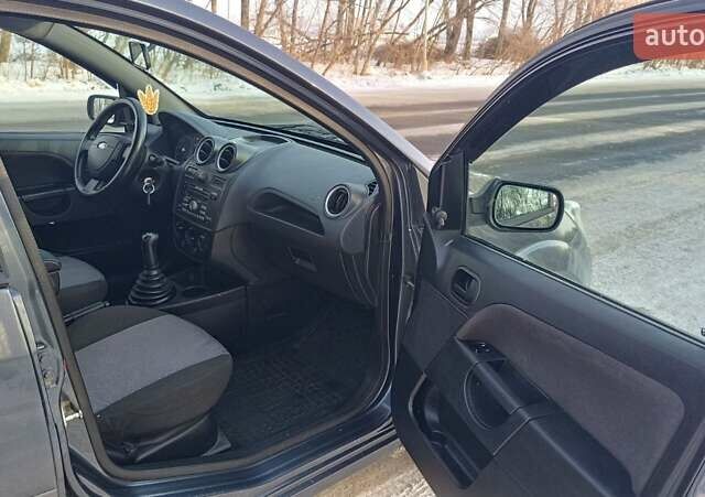 Серый Форд Фиеста, объемом двигателя 1.4 л и пробегом 238 тыс. км за 3800 $, фото 5 на Automoto.ua