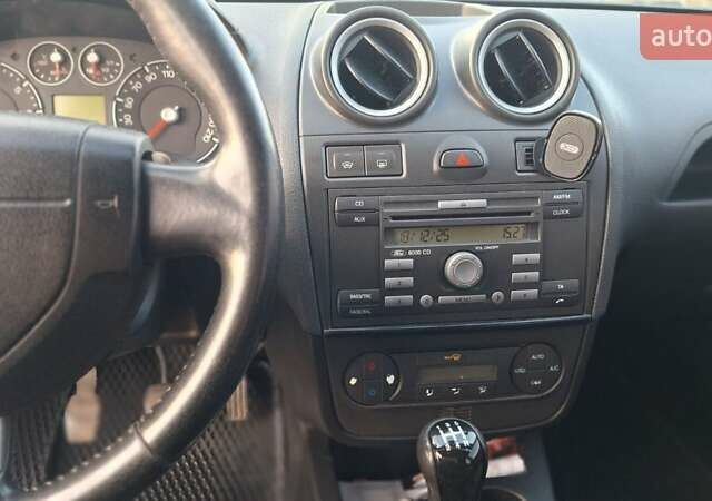 Серый Форд Фиеста, объемом двигателя 1.39 л и пробегом 269 тыс. км за 3800 $, фото 10 на Automoto.ua