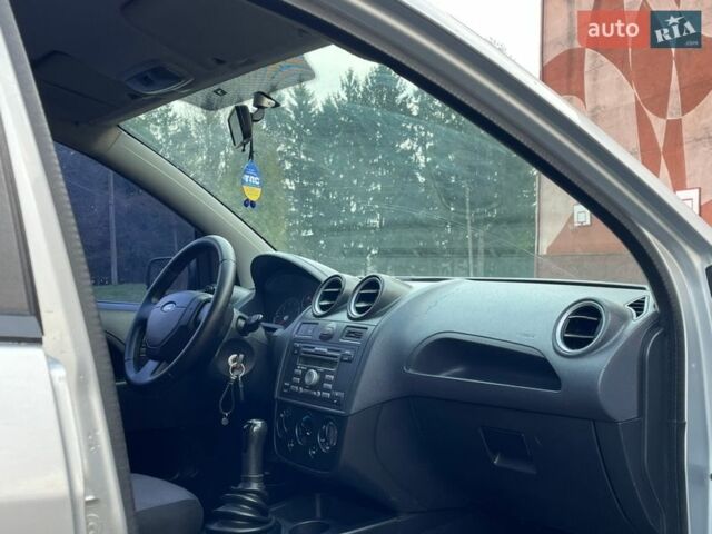 Серый Форд Фиеста, объемом двигателя 1.3 л и пробегом 315 тыс. км за 2950 $, фото 17 на Automoto.ua