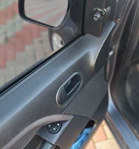 Серый Форд Фиеста, объемом двигателя 1.39 л и пробегом 269 тыс. км за 3800 $, фото 5 на Automoto.ua