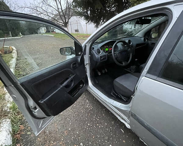 Серый Форд Фиеста, объемом двигателя 1.2 л и пробегом 78 тыс. км за 3200 $, фото 6 на Automoto.ua