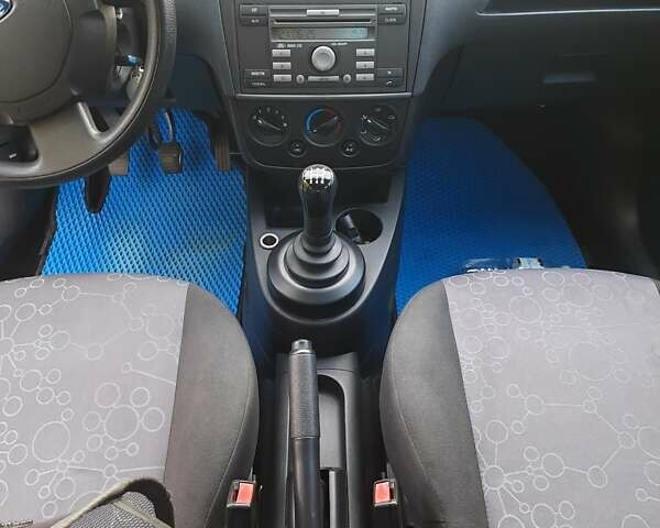 Серый Форд Фиеста, объемом двигателя 1.39 л и пробегом 184 тыс. км за 4600 $, фото 11 на Automoto.ua