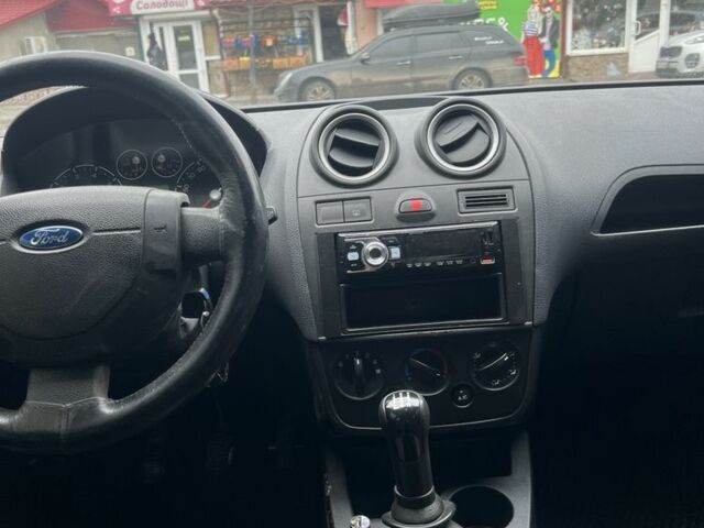 Серый Форд Фиеста, объемом двигателя 1.2 л и пробегом 194 тыс. км за 3300 $, фото 10 на Automoto.ua