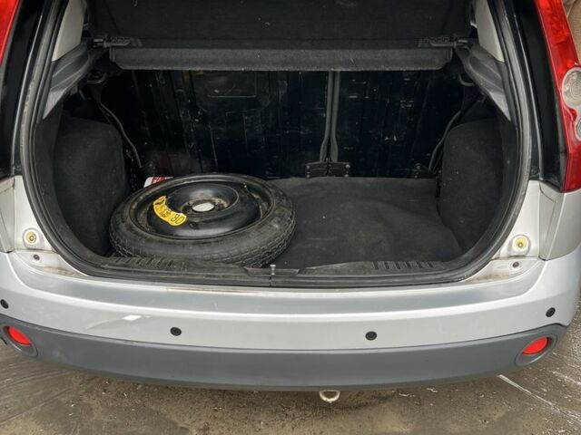 Серый Форд Фиеста, объемом двигателя 1.2 л и пробегом 194 тыс. км за 3300 $, фото 11 на Automoto.ua