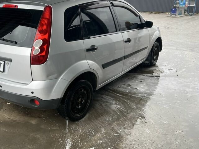 Серый Форд Фиеста, объемом двигателя 1.2 л и пробегом 194 тыс. км за 3300 $, фото 5 на Automoto.ua