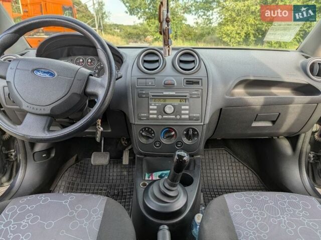 Серый Форд Фиеста, объемом двигателя 1.4 л и пробегом 164 тыс. км за 4500 $, фото 13 на Automoto.ua