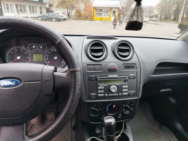 Серый Форд Фиеста, объемом двигателя 1.3 л и пробегом 150 тыс. км за 4100 $, фото 2 на Automoto.ua