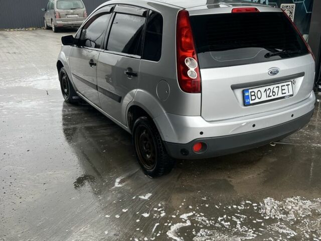 Серый Форд Фиеста, объемом двигателя 1.2 л и пробегом 194 тыс. км за 3300 $, фото 4 на Automoto.ua