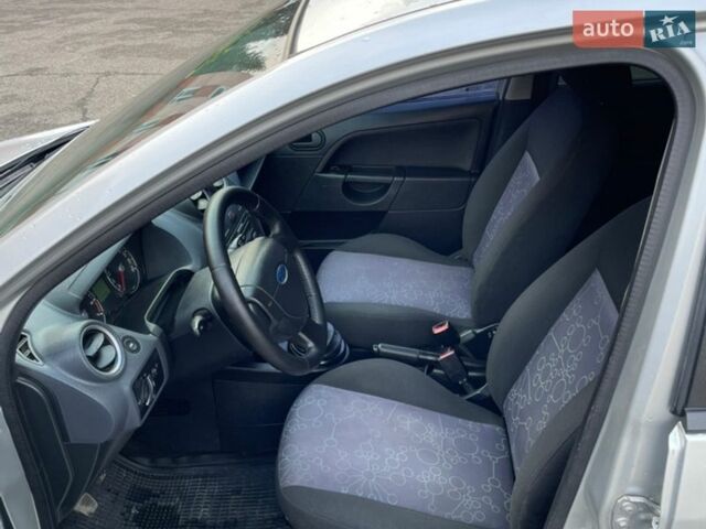 Серый Форд Фиеста, объемом двигателя 1.3 л и пробегом 315 тыс. км за 2950 $, фото 21 на Automoto.ua