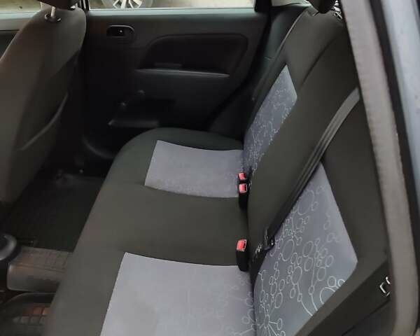 Серый Форд Фиеста, объемом двигателя 1.24 л и пробегом 125 тыс. км за 3450 $, фото 17 на Automoto.ua