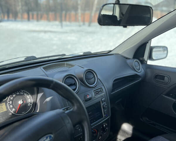 Сірий Форд Фієста, об'ємом двигуна 1.4 л та пробігом 230 тис. км за 3800 $, фото 7 на Automoto.ua