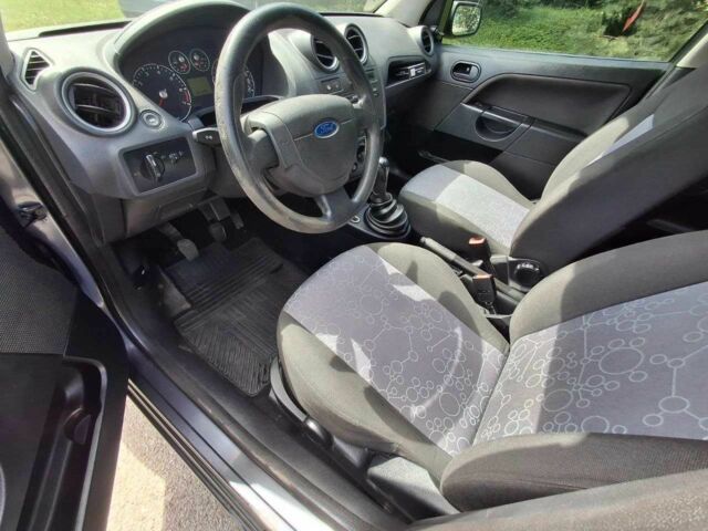 Серый Форд Фиеста, объемом двигателя 1.4 л и пробегом 204 тыс. км за 3799 $, фото 7 на Automoto.ua