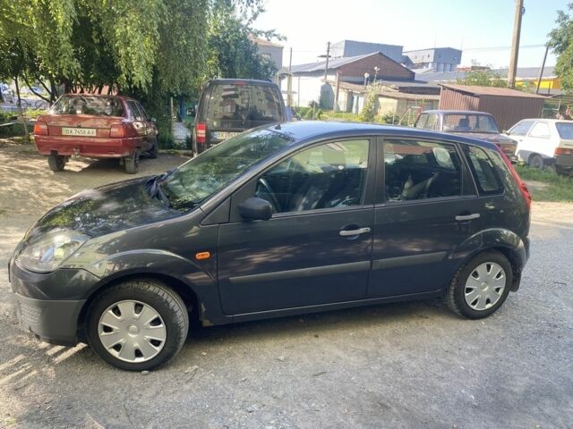 Серый Форд Фиеста, объемом двигателя 1.4 л и пробегом 270 тыс. км за 3500 $, фото 5 на Automoto.ua