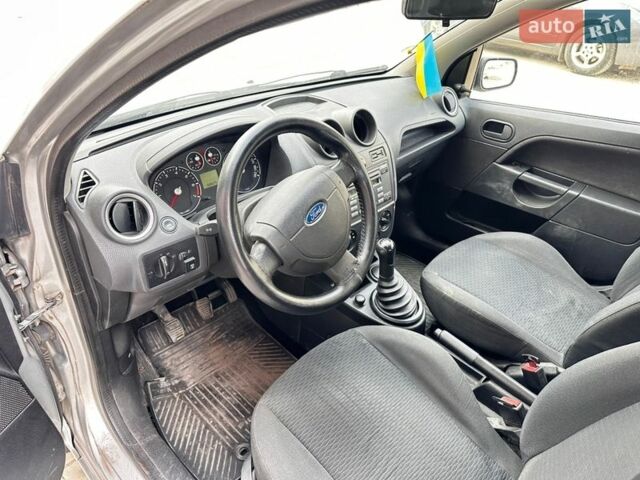 Сірий Форд Фієста, об'ємом двигуна 1.3 л та пробігом 170 тис. км за 1999 $, фото 13 на Automoto.ua