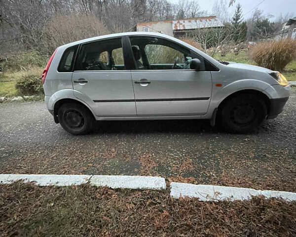 Серый Форд Фиеста, объемом двигателя 1.2 л и пробегом 78 тыс. км за 3200 $, фото 3 на Automoto.ua