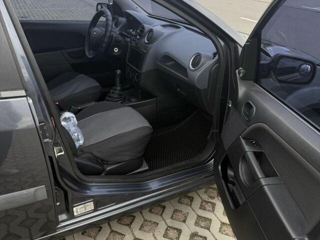 Серый Форд Фиеста, объемом двигателя 1.4 л и пробегом 202 тыс. км за 3499 $, фото 6 на Automoto.ua