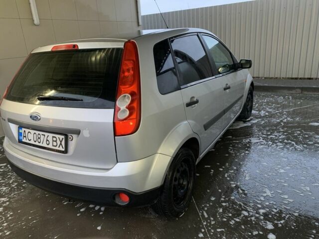 Серый Форд Фиеста, объемом двигателя 1.4 л и пробегом 265 тыс. км за 3000 $, фото 1 на Automoto.ua