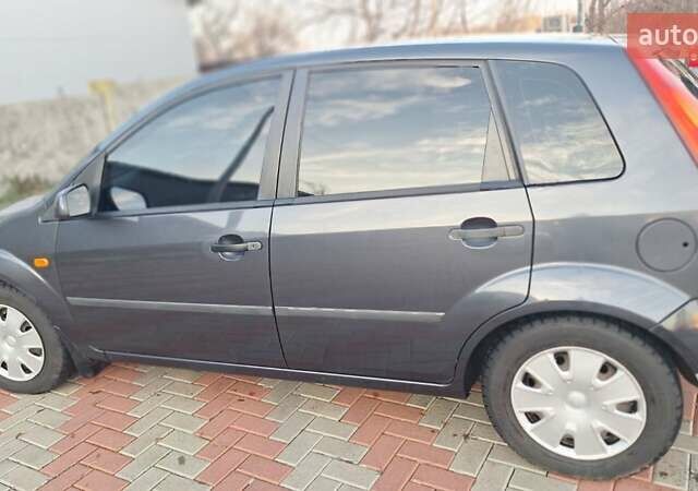 Серый Форд Фиеста, объемом двигателя 1.39 л и пробегом 269 тыс. км за 3800 $, фото 1 на Automoto.ua