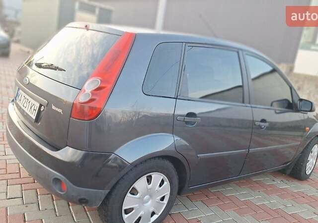 Серый Форд Фиеста, объемом двигателя 1.39 л и пробегом 269 тыс. км за 3800 $, фото 4 на Automoto.ua