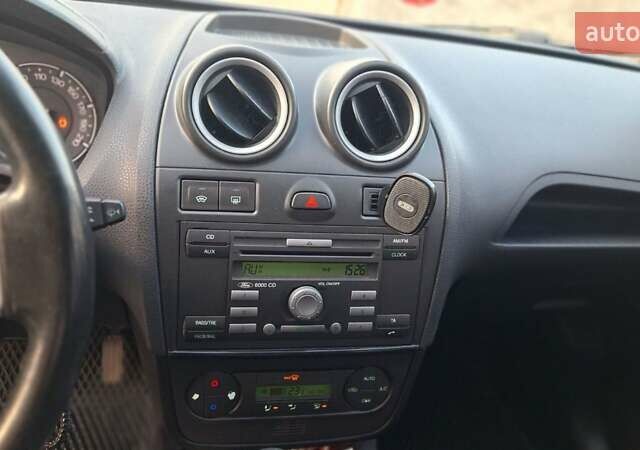 Серый Форд Фиеста, объемом двигателя 1.39 л и пробегом 269 тыс. км за 3800 $, фото 9 на Automoto.ua