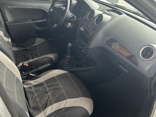 Серый Форд Фиеста, объемом двигателя 1.2 л и пробегом 194 тыс. км за 3300 $, фото 13 на Automoto.ua