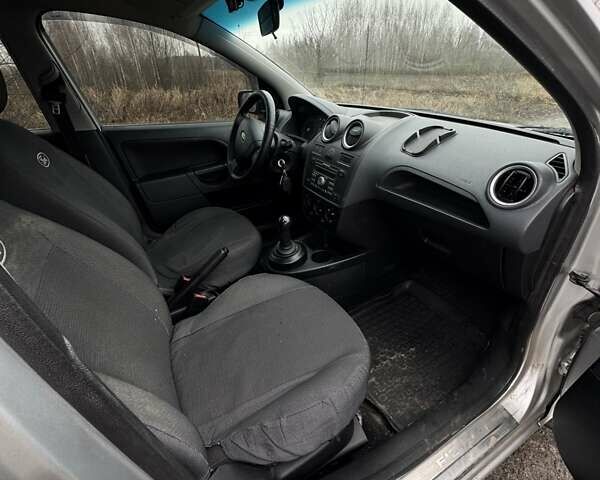 Серый Форд Фиеста, объемом двигателя 1.39 л и пробегом 158 тыс. км за 3900 $, фото 33 на Automoto.ua