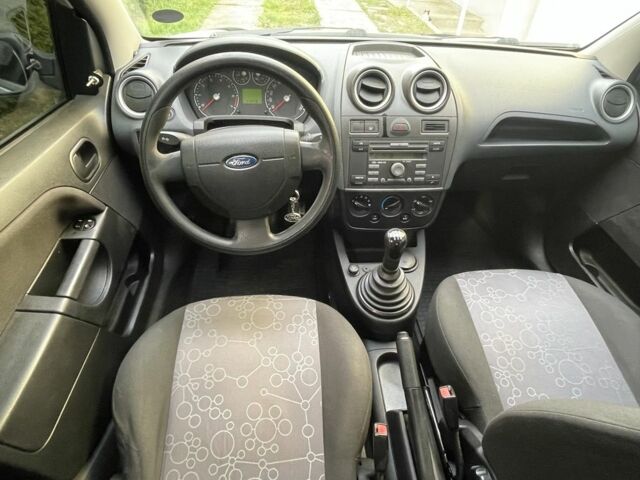 Сірий Форд Фієста, об'ємом двигуна 1.4 л та пробігом 300 тис. км за 2999 $, фото 10 на Automoto.ua